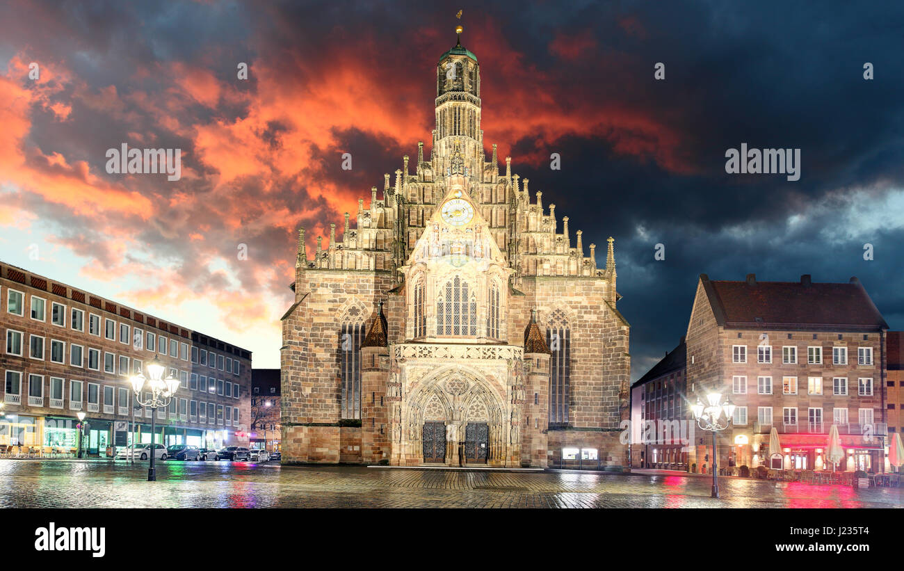 Nuremberg, la catedral Frauenkirche en Hauptmarkt con rainbow, Baviera, Alemania Foto de stock