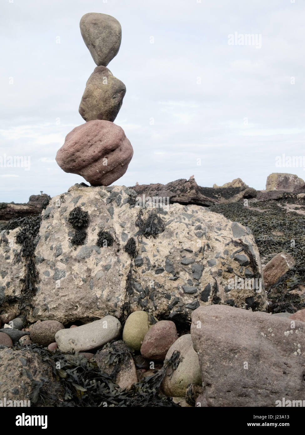 Piedras equilibrado desde el apilamiento de piedra Europeo campeonatos celebrados el 22 de abril de 2017 en una playa en Dunbar. Foto de stock