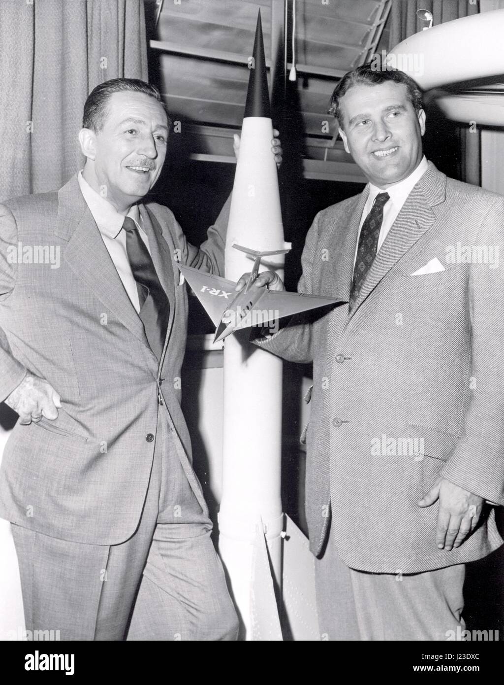 El legendario productor de cine Walt Disney visitas Agencia de Misiles Balísticos del ejército de misiles guiados de la Jefa de la División de Operaciones de Desarrollo Dr. Werhner von Braun en el Arsenal de Redstone Enero 1, 1954 en Huntsville, Alabama. Von Braun trabajó con el estudio Disney para hacer películas sobre la exploración espacial. (Foto por NASA via Planetpix) Foto de stock