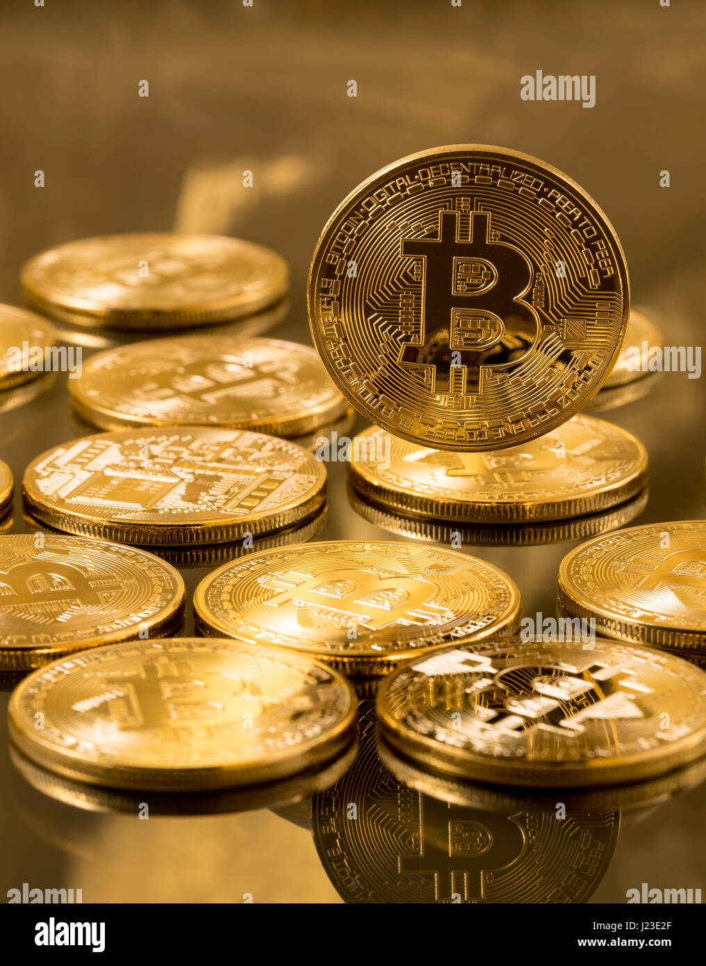 Pila de bitcoins sobre fondo dorado - Concepto de moneda y cyber blockchain Foto de stock