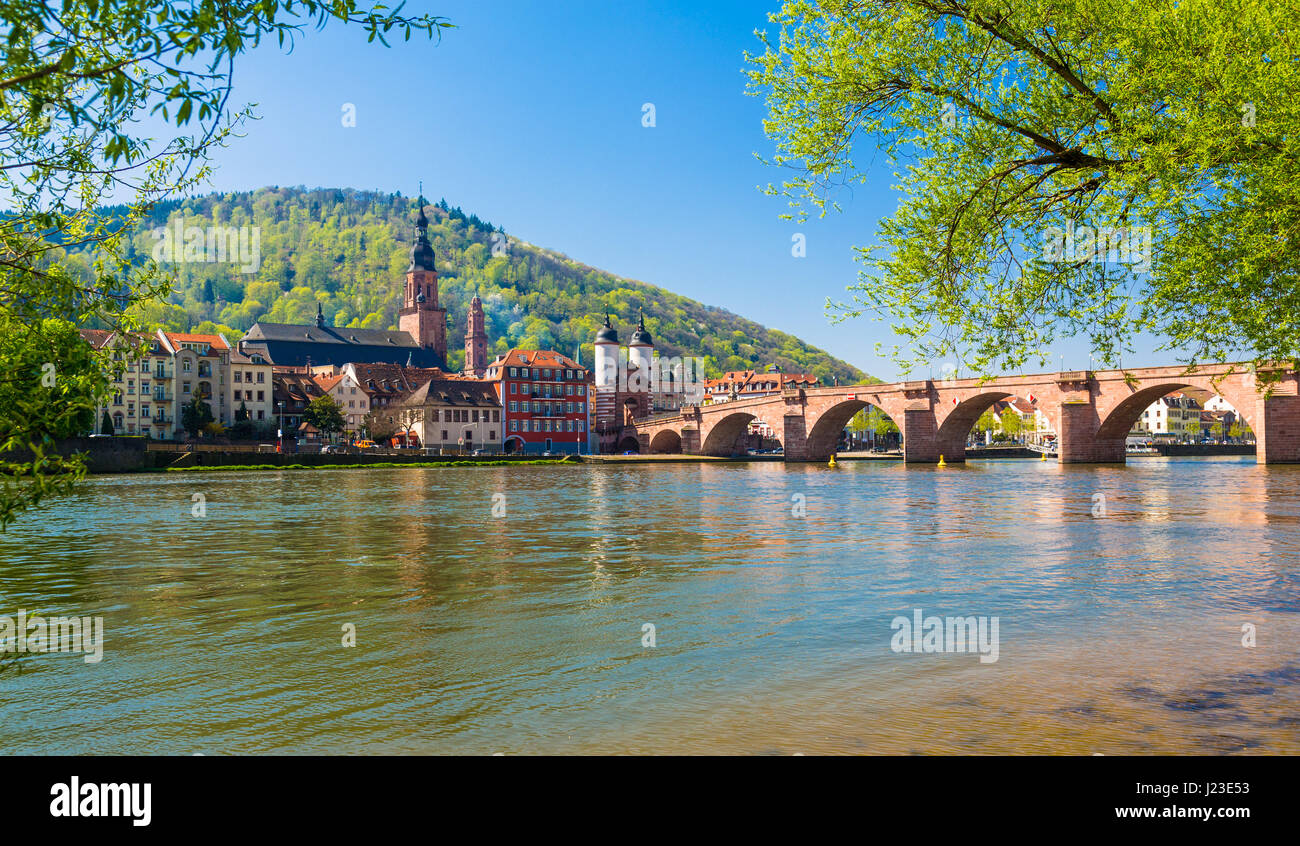 Heidelberg, Alemania, casco antiguo vista desde la orilla del río Neckar Foto de stock