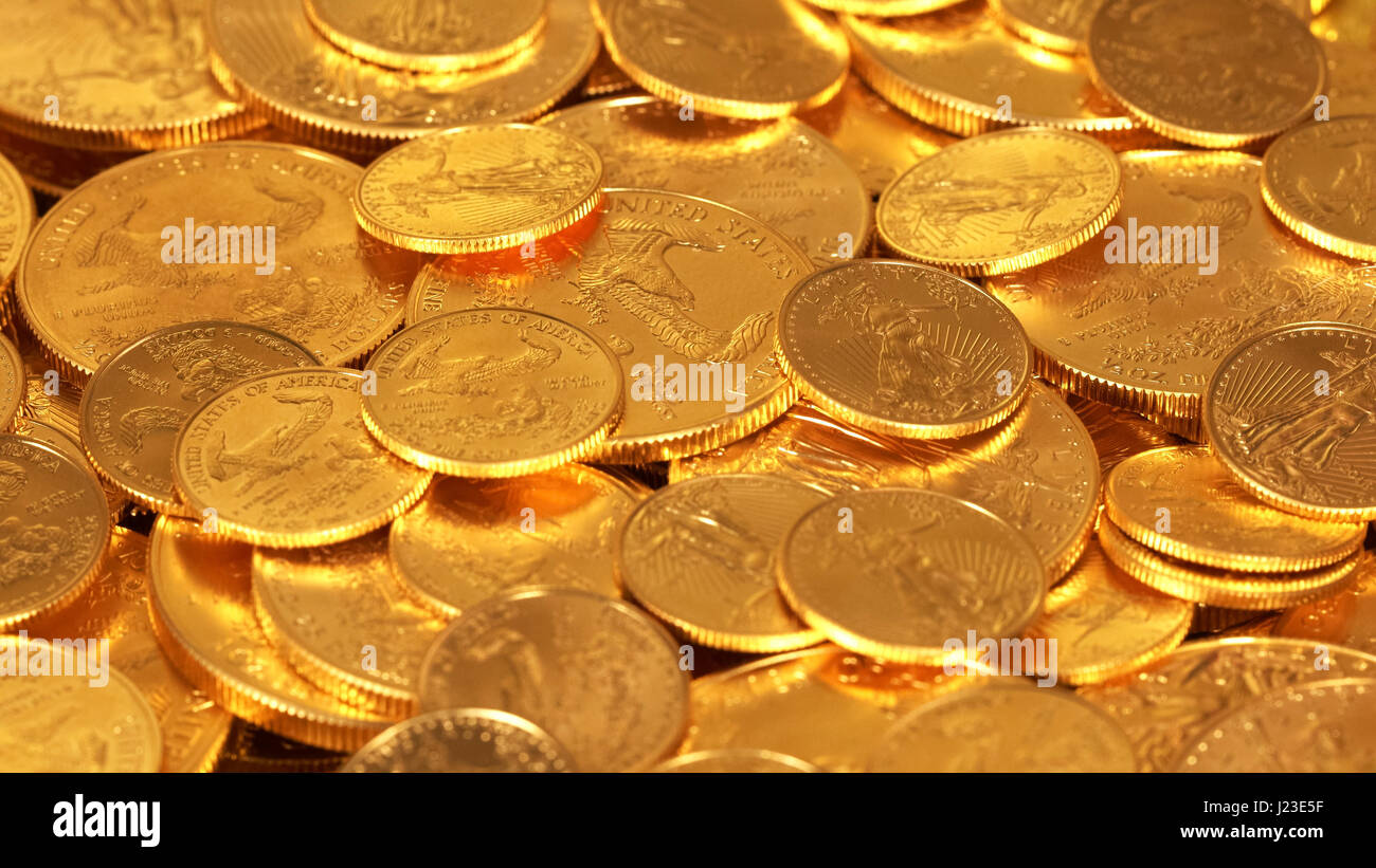 La American Gold Eagle una onza de oro en lingotes monedas - Concepto de riqueza Foto de stock