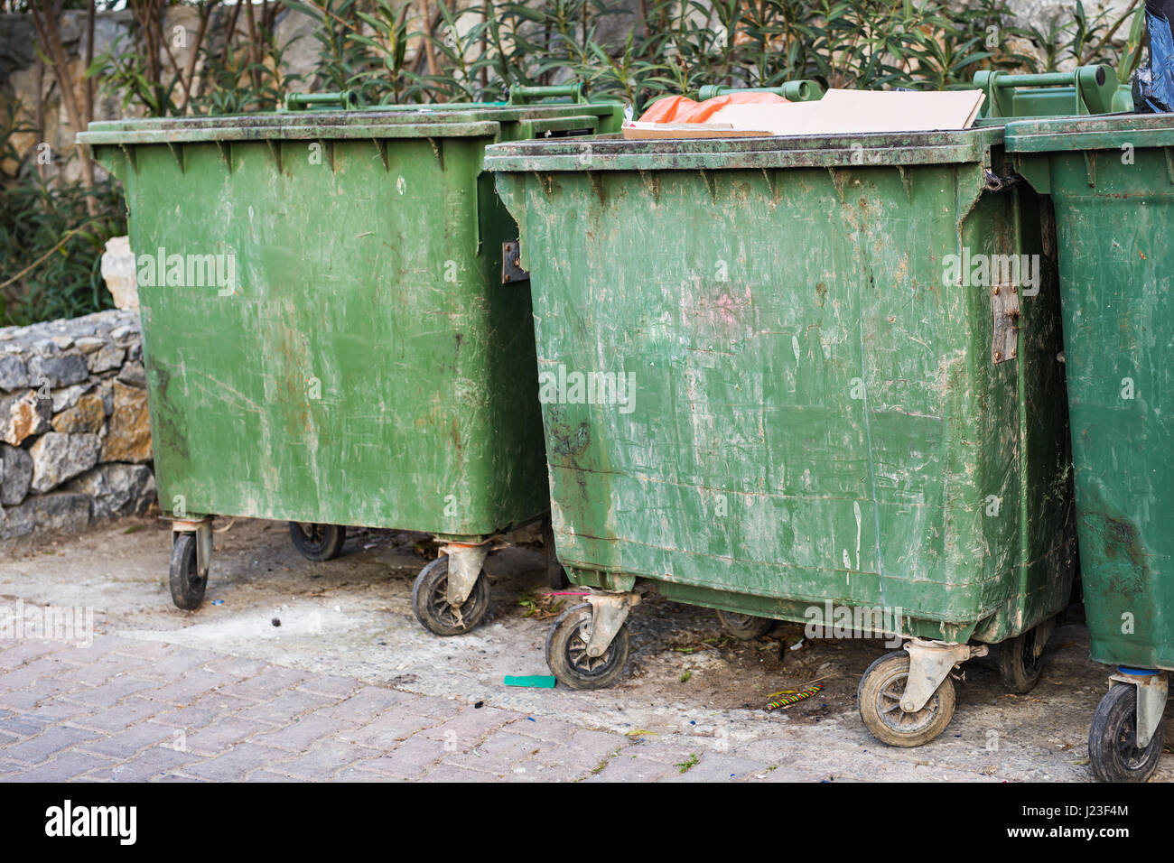 Botes de basura de la ciudad. Contenedor Fotografía de stock - Alamy