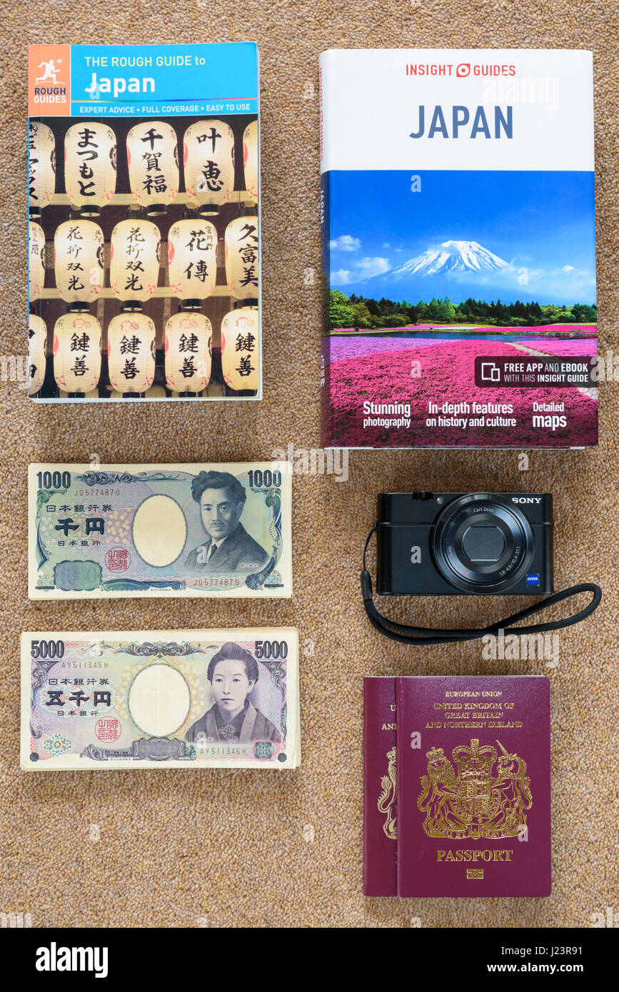 La preparación y la planificación de un viaje a Japón.Con guías de cámara y pasaportes. Foto de stock