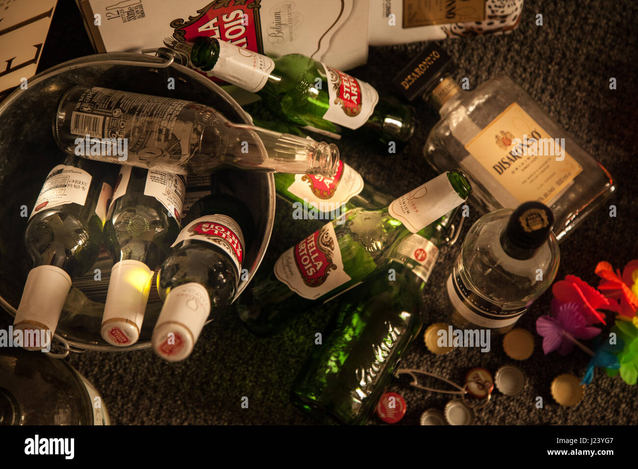 Botellas de alcohol en una fiesta Fotografía de stock Alamy