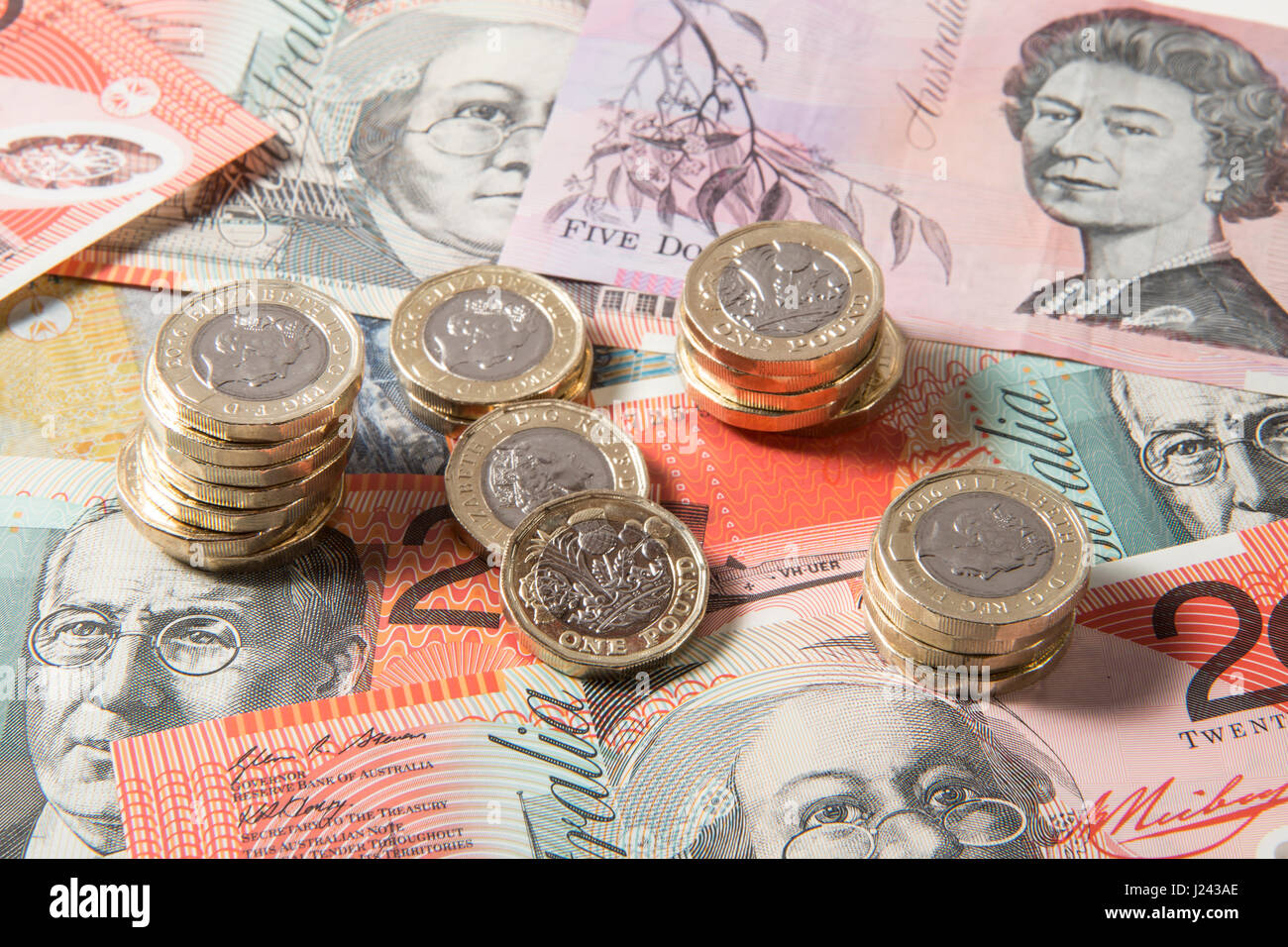 Las nuevas monedas de 1 libras británicas sobre un fondo de Dólares australianos Foto de stock