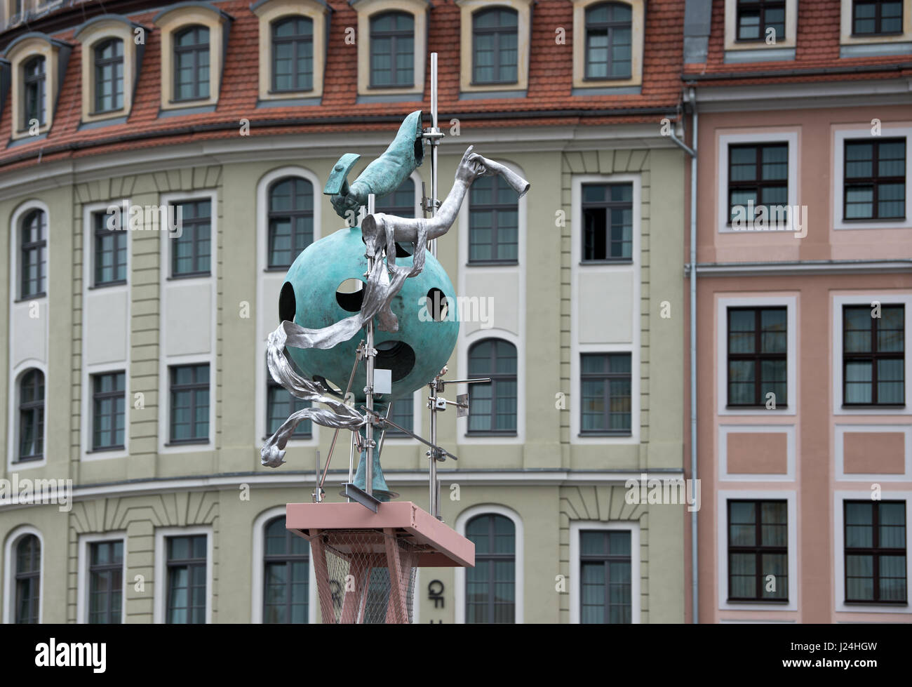 Dresden, Alemania. 25 abr, 2017. La escultura 'Denkmal fuer den permanenten Neuanfang' (lit. "Monumento permanente para el nuevo comienzo") puede verse en el siguiente 'Neumarkt' (lit. 'Nuevo Mercado') Plaza en Dresden, Alemania, el 25 de abril de 2017. Los 7.46 metros de altura que la construcción de acero, bronce y aluminio del artista duo Heike Mutter y Ulrich Genth será inaugurado oficialmente en el mismo día y puede verse en la plaza del mercado hasta el 2019. Foto: Arno Burgi/dpa-Zentralbild/dpa/Alamy Live News Foto de stock