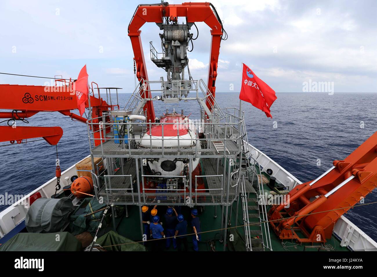 (170425) -- A BORDO DE BUQUES Xiangyanghong 09, 25 de abril de 2017 (Xinhua) -- personal de hacer preparativos para el submarino Jiaolong para realizar a bordo de buques de buceo Xiangyanghong 09 en el Mar de China Meridional, al sur de China, 25 de abril de 2017. Científicos chinos se embarcó en una misión de aguas profundas en el Mar del Sur de China el martes, el comienzo de la segunda etapa de China de la 38ª expedición oceánica. Sumergible tripulado Jiaolong china con su tripulación de científicos llegó a la ubicación a bordo de la nave madre Xiangyanghong 09. El submarino se espera realizar su primer zambullida en el Mar del Sur de China este año el miércoles. Foto de stock