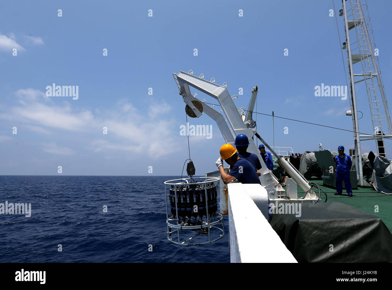 (170425) -- A BORDO DE BUQUES Xiangyanghong 09, 25 de abril de 2017 (Xinhua) -- Los científicos examinan la temperatura y la salinidad del agua del mar con el dispositivo CCD a bordo de buques Xiangyanghong 09 en el Mar de China Meridional, al sur de China, 25 de abril de 2017. Científicos chinos se embarcó en una misión de aguas profundas en el Mar del Sur de China el martes, el comienzo de la segunda etapa de China de la 38ª expedición oceánica. Sumergible tripulado Jiaolong china con su tripulación de científicos llegó a la ubicación a bordo de la nave madre Xiangyanghong 09. El submarino se espera realizar su primer zambullida en el Mar del Sur de China este año en Wednes Foto de stock