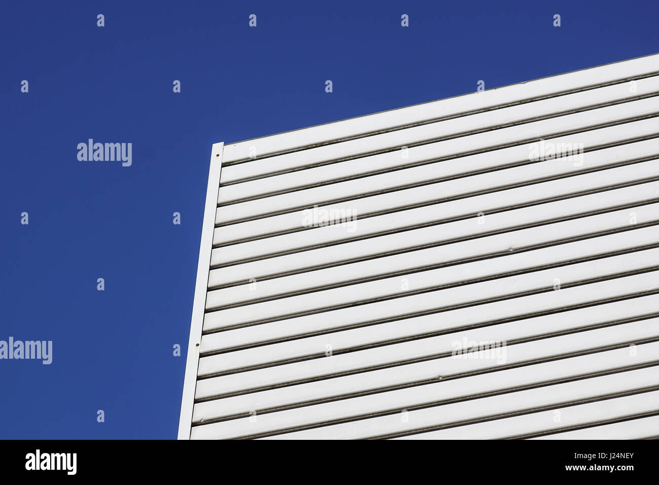 Arquitectura de aluminio blanco patrón de diseño de pared con luz y sombra Foto de stock