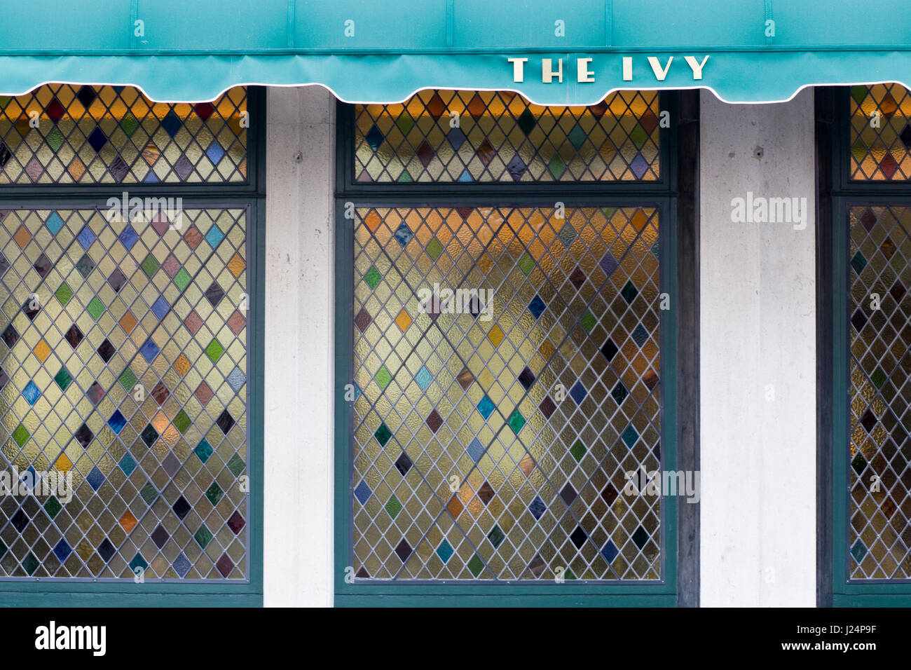Vidrieras en el famoso restaurante ivy en Londres Fotografía de stock -  Alamy