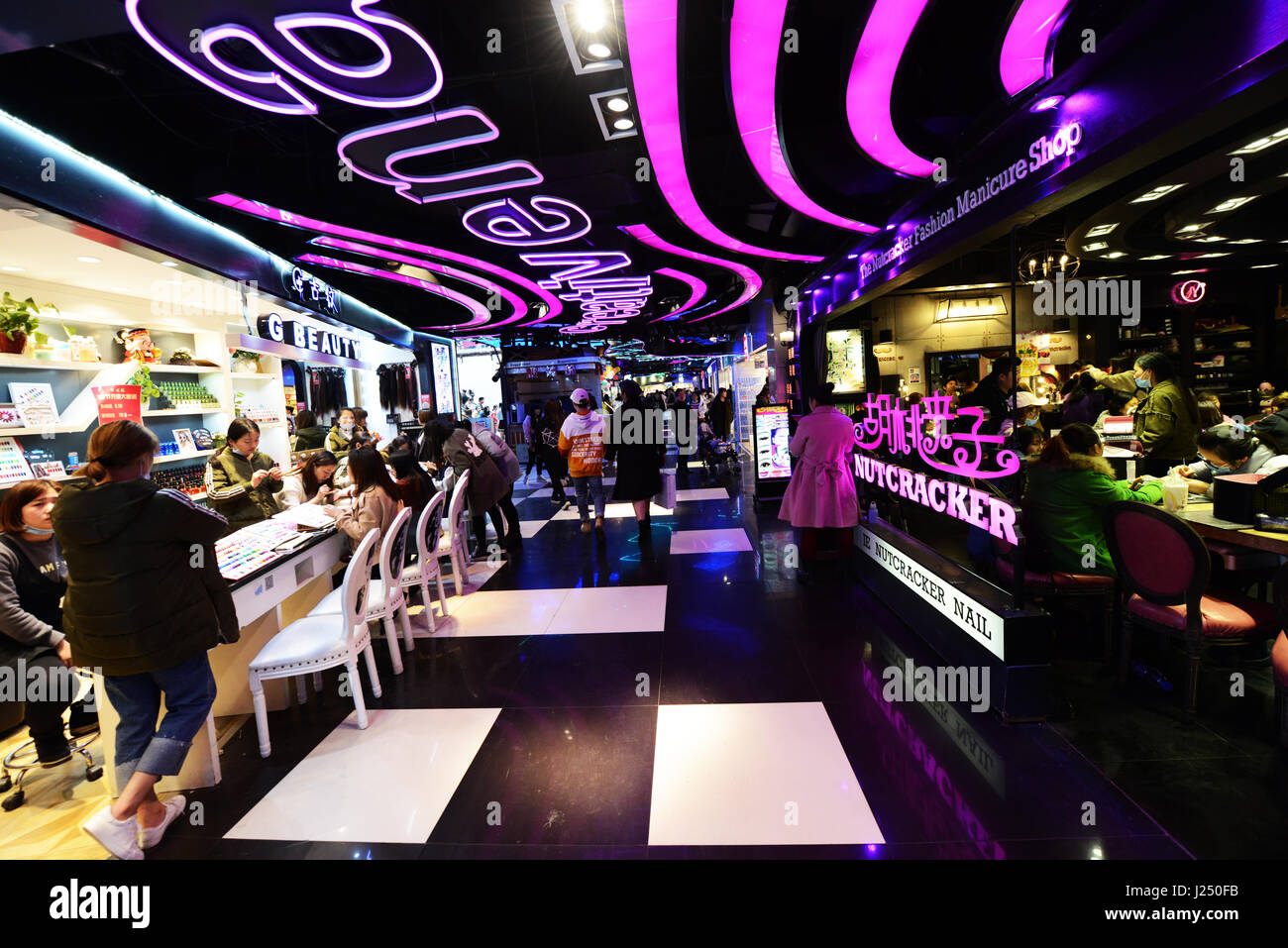 El metro ' ' dama moda Shopping Arcade bajo Xinjieku en Nanjing, China. Foto de stock