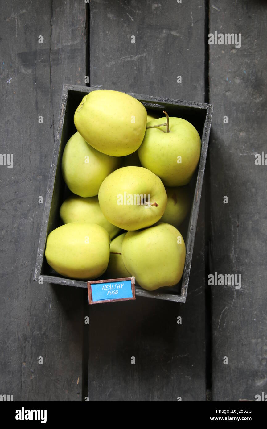 Concepto de comida saludable - texto y manzanas frescas en un cuadro negro Foto de stock