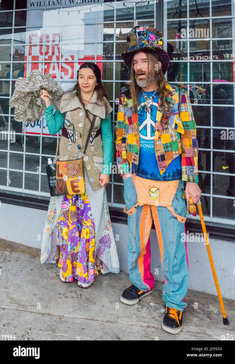 Lirio colgar reserva Pareja vestidos moda hippie, Earth Day Parade and Festival, Vancouver,  British Columbia, Canadá Fotografía de stock - Alamy