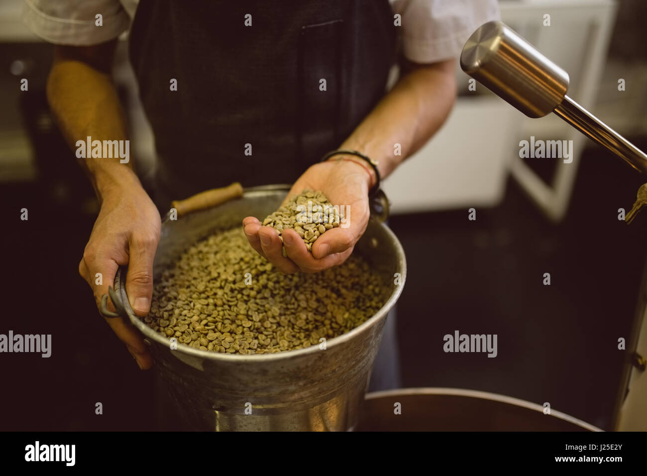 Café Industrial Maquinaria para moler los granos de café tostado Fotografía  de stock - Alamy