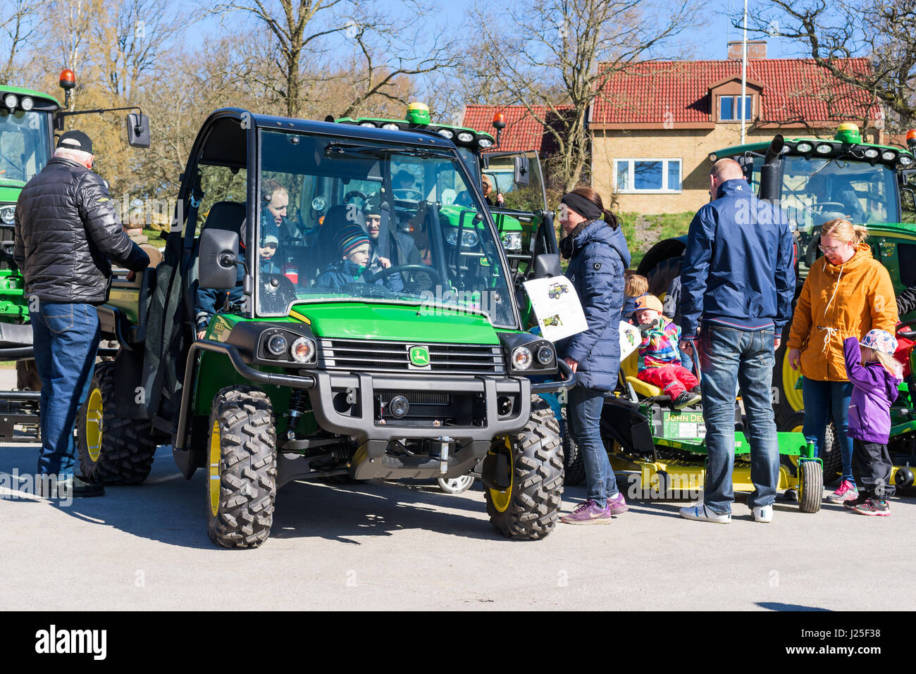 Brakne Hoby, Suecia - 22 de abril de 2017: Documental de los pequeños agricultores de público del día. Las familias que asisten a la exposición de tractores John Deere. Niños jugando Foto de stock