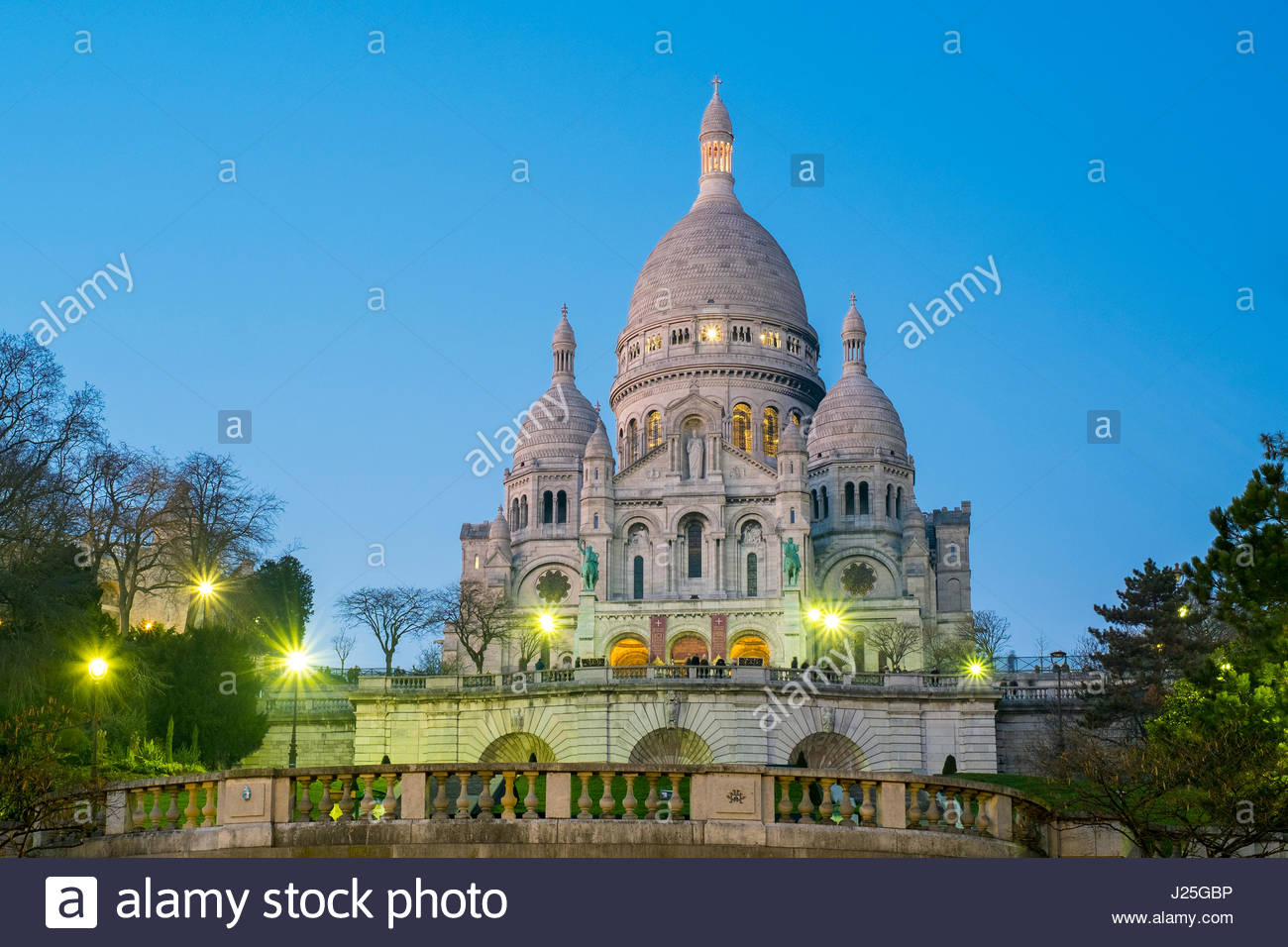 Francia, Île-de-France, París. Basílica del Sacré Coeur de Montmartre, al atardecer. Foto de stock