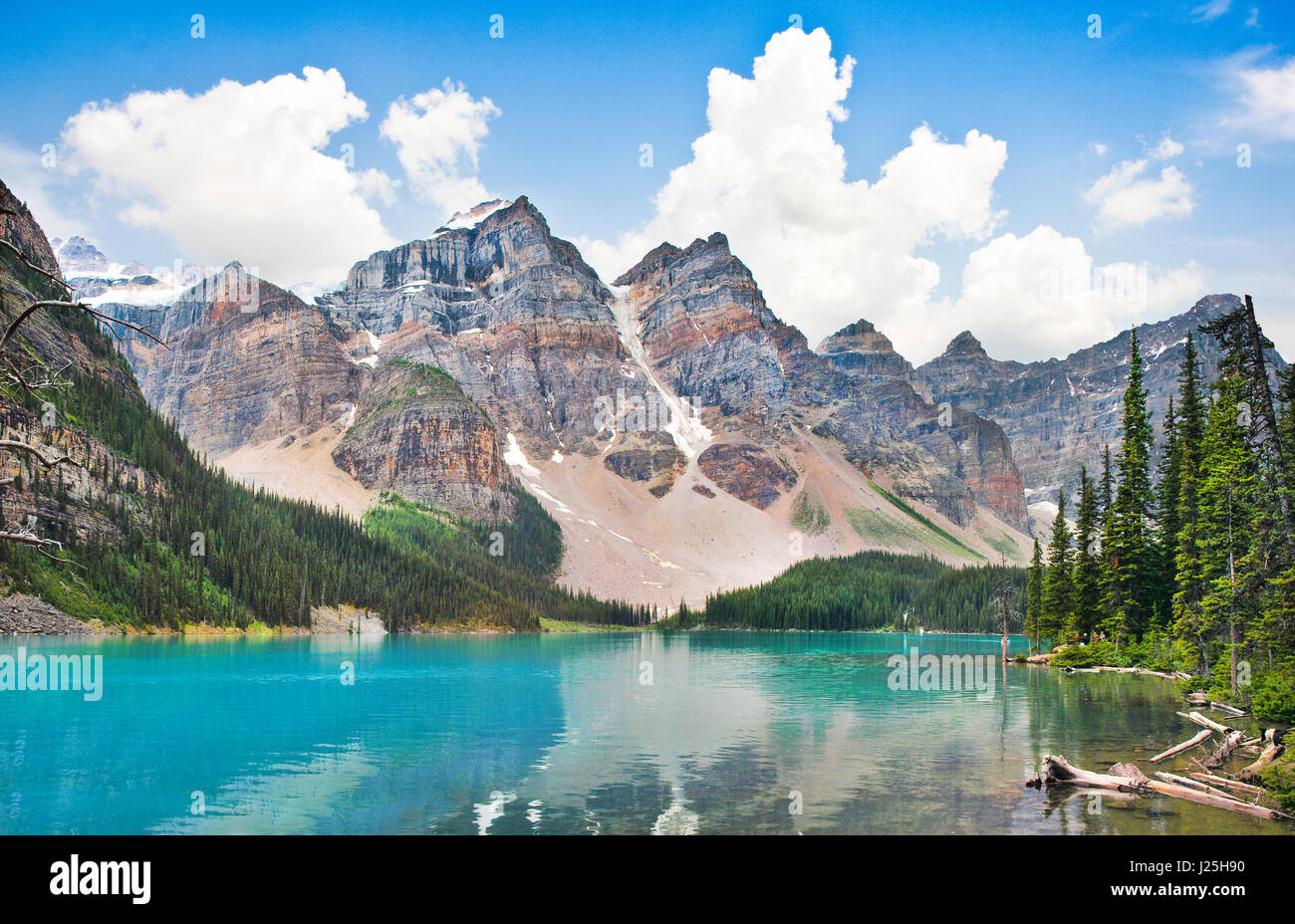 Hermoso paisaje con montañas rocosas y el famoso Lago Moraine, en el Parque Nacional Banff, Alberta, Canadá Foto de stock