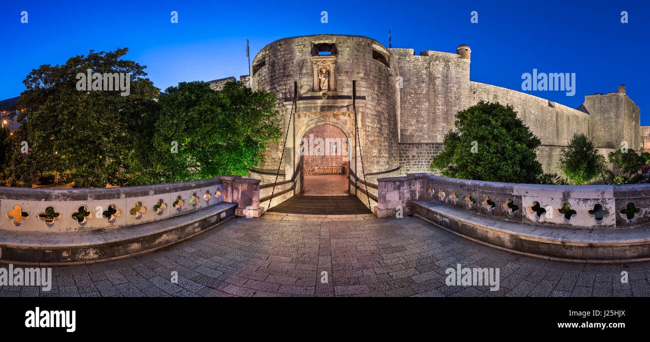 Dubrovnik Puerta Pile y Puente Levadizo en la mañana, Dubrovnik, Croacia Foto de stock