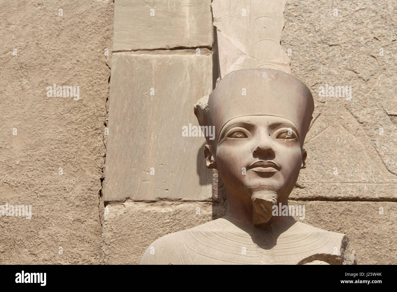 Estatua de Tutankhamon en forma de Amun ra en el santo de los santos en el templo de Karnak Foto de stock