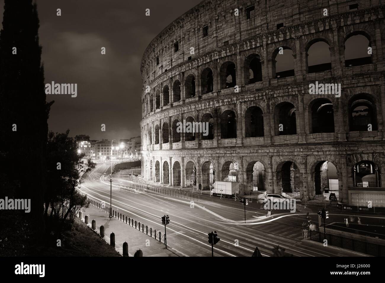 El Coliseo de noche con Sendero Luminoso en Roma, Italia. Foto de stock