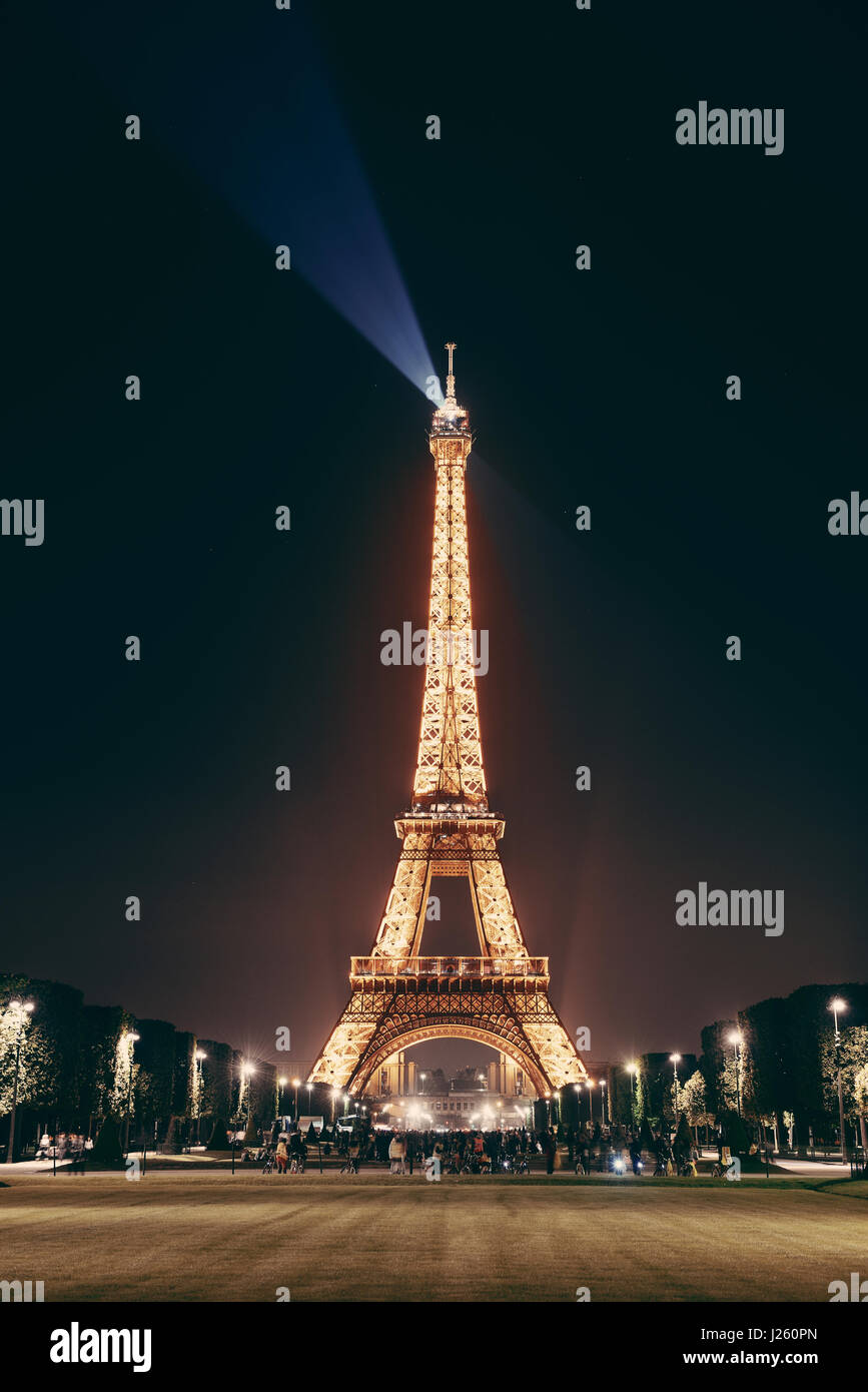 París, Francia - 13 de mayo: Torre Eiffel en la noche del 13 de mayo de 2015 en París. Es el monumento más visitado de pagado en el mundo con 250 millones de visitantes anuales. Foto de stock