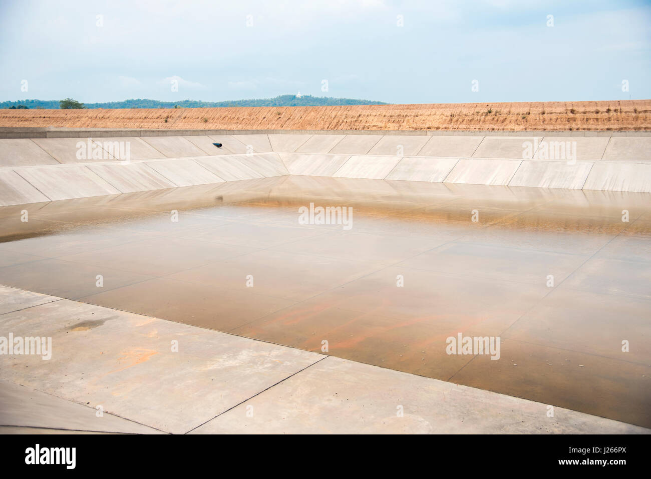 El agua de la piscina de hormigón en las obras de construcción de la industria Foto de stock