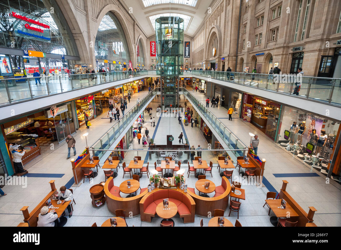 Interior de la estación de tren Hauptbahnhof Leipzig en Alemania Foto de stock