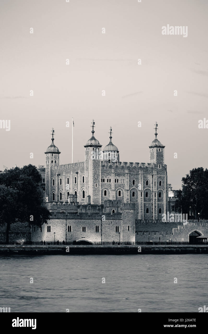 Torre de Londres en la orilla del río Thames Water Front en blanco y negro Foto de stock