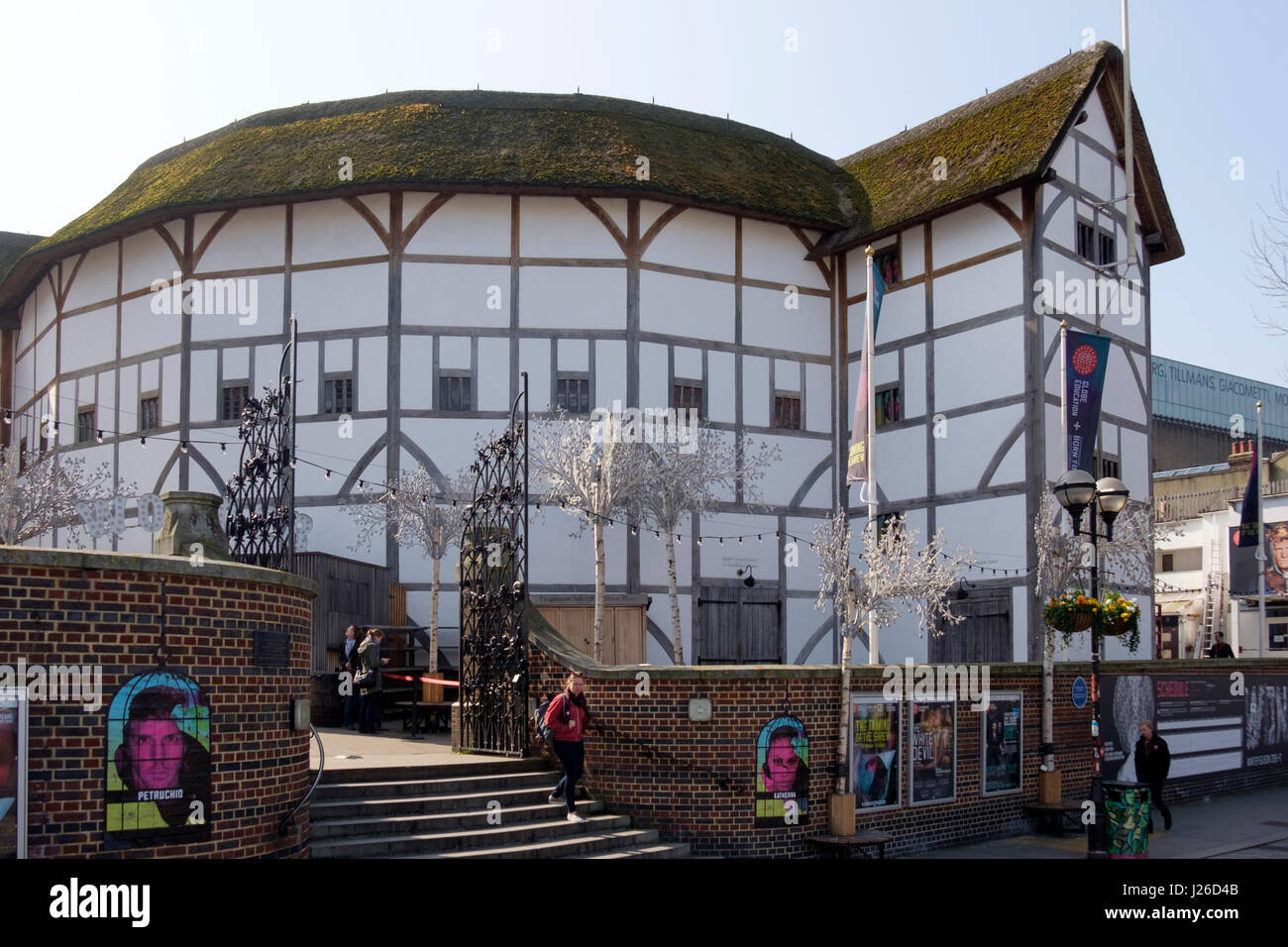 El Shakespeare's Globe Theatre en la orilla sur del río Támesis, Londres, Inglaterra, Reino Unido, Europa Foto de stock