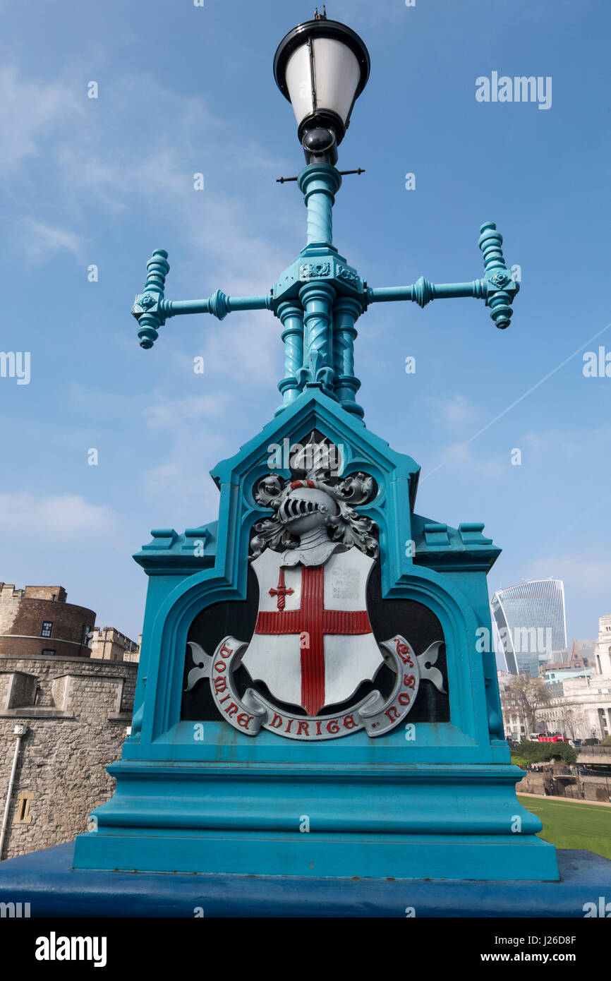Lámpara de la calle de la ciudad de Londres con el lema latino de la ciudad nos dirige 'Domine', que se traduce como "Señor, directa (guía) us'. Londres, Inglaterra, Reino Unido. Foto de stock