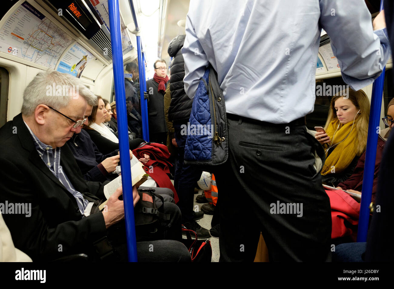 Llena el tubo del tren subterráneo de Londres, Londres, Inglaterra, Reino Unido, Europa Foto de stock