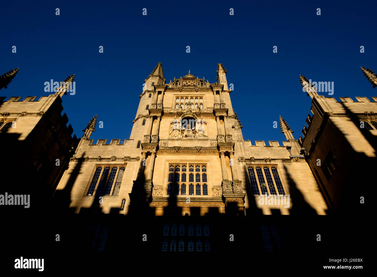 Torre de cinco órdenes a la Bodleian Library, Oxford, Oxford, Inglaterra, Reino Unido Foto de stock