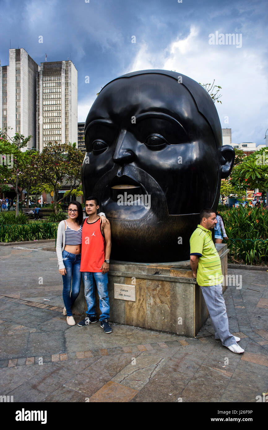 Esculturas y gente en Fernando Botero Square Foto de stock
