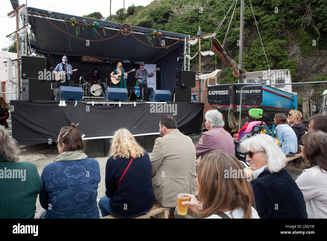 El Alex Hart banda tocar en el horno de cal del escenario en Porthleven alimentos y Music Festival 2017 Foto de stock