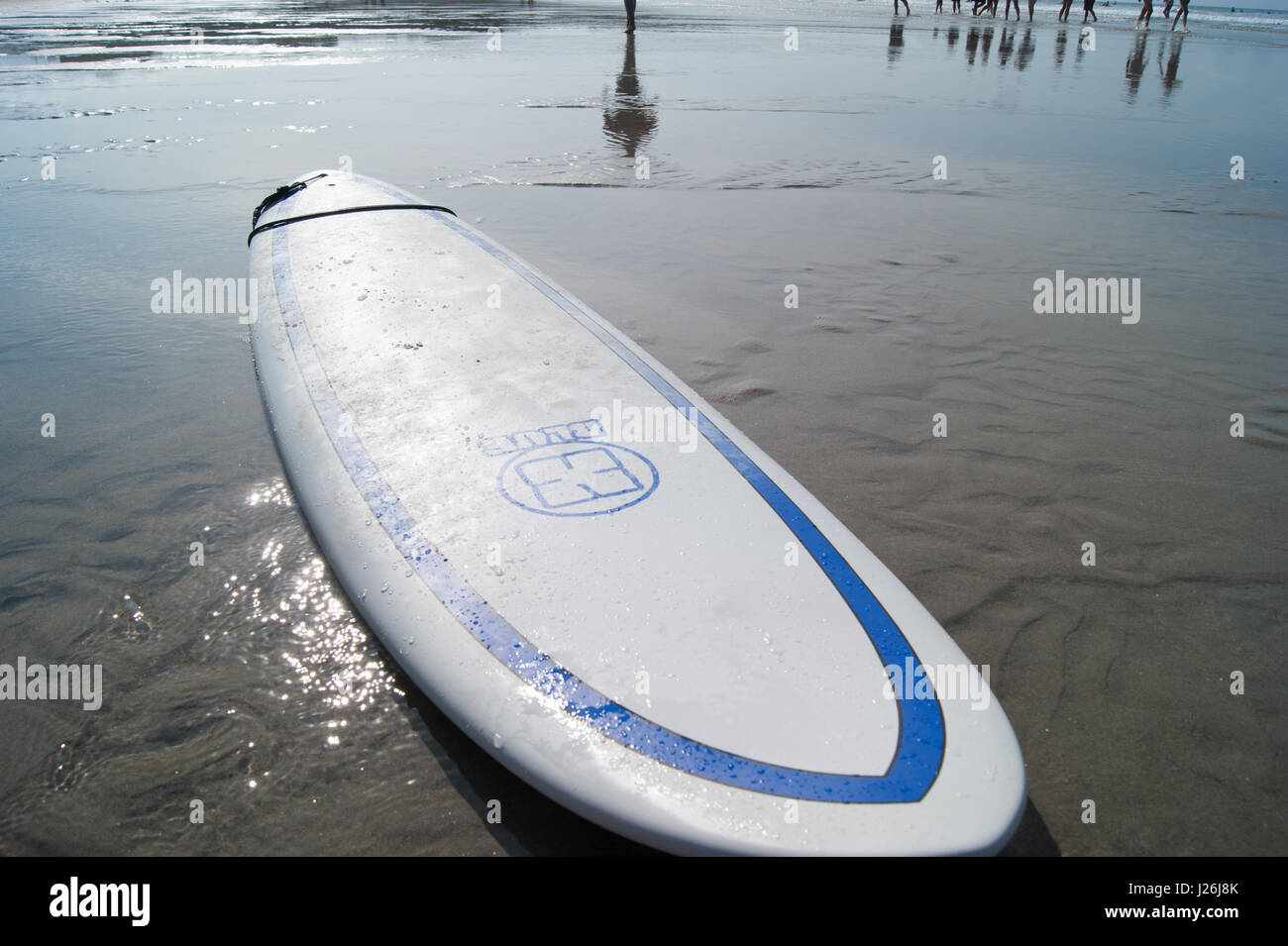 Tabla de surf con agua Foto de stock