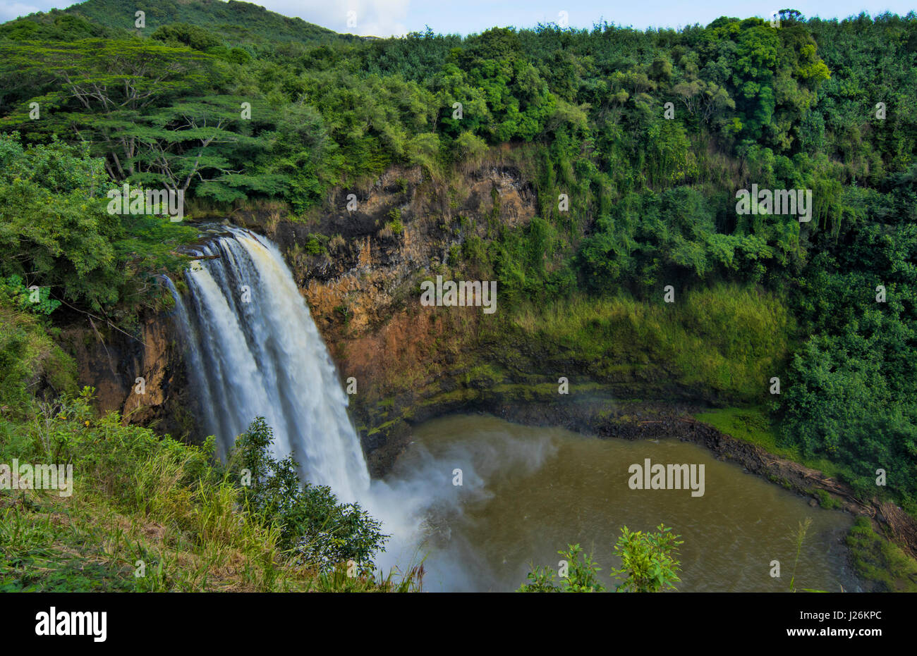En Kauai Hawaii Wailua Falls famosa televisión cae con flujo de agua en el lago de atracción turística Foto de stock