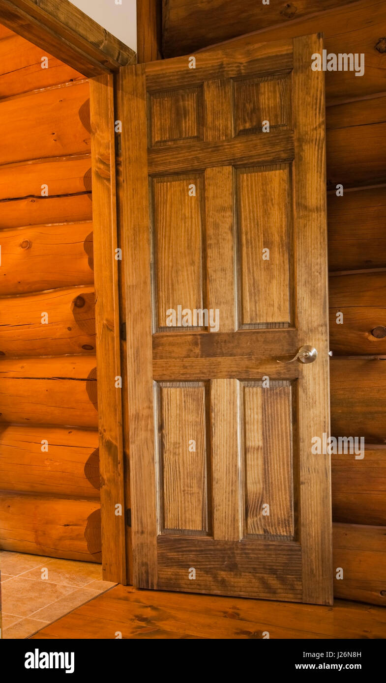 Puerta que conduce al baño principal desde el dormitorio principal dentro  de un registro residencial home Fotografía de stock - Alamy