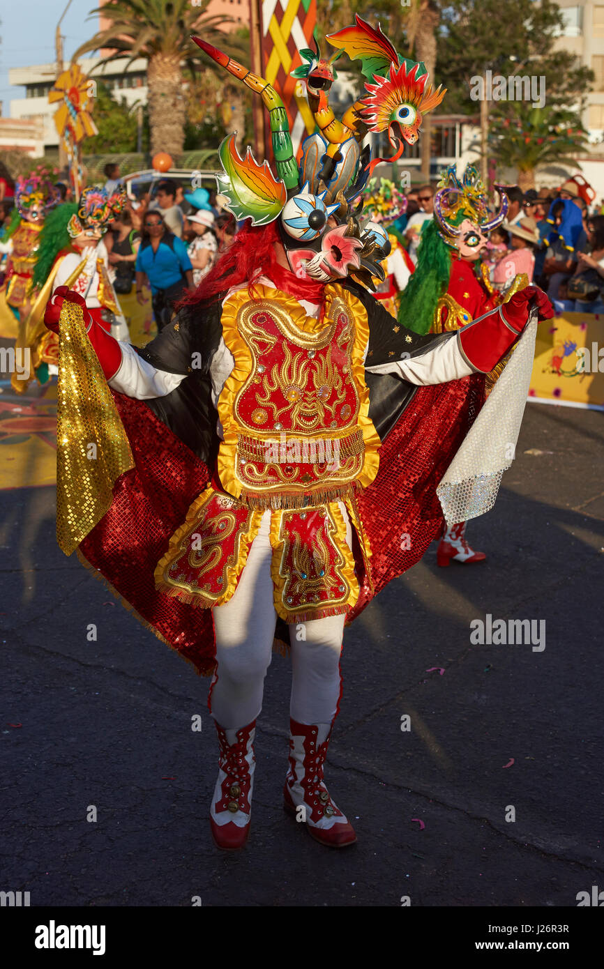 Diablada bailarín enmascarado en traje adornado de realizar en el anual  Carnaval Andino con la fuerza del sol en Arica, Chile Fotografía de stock -  Alamy