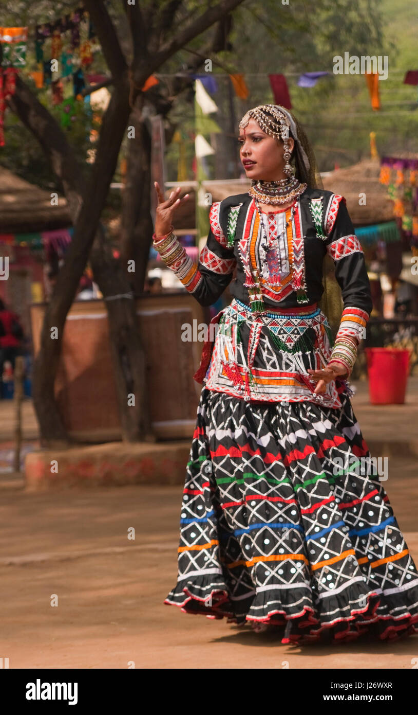 Mujer en traje negro tradicional de la tribu Kalbelia de Rajasthan,  realizando en la anual Sarajkund Mela en Haryana, India Fotografía de stock  - Alamy