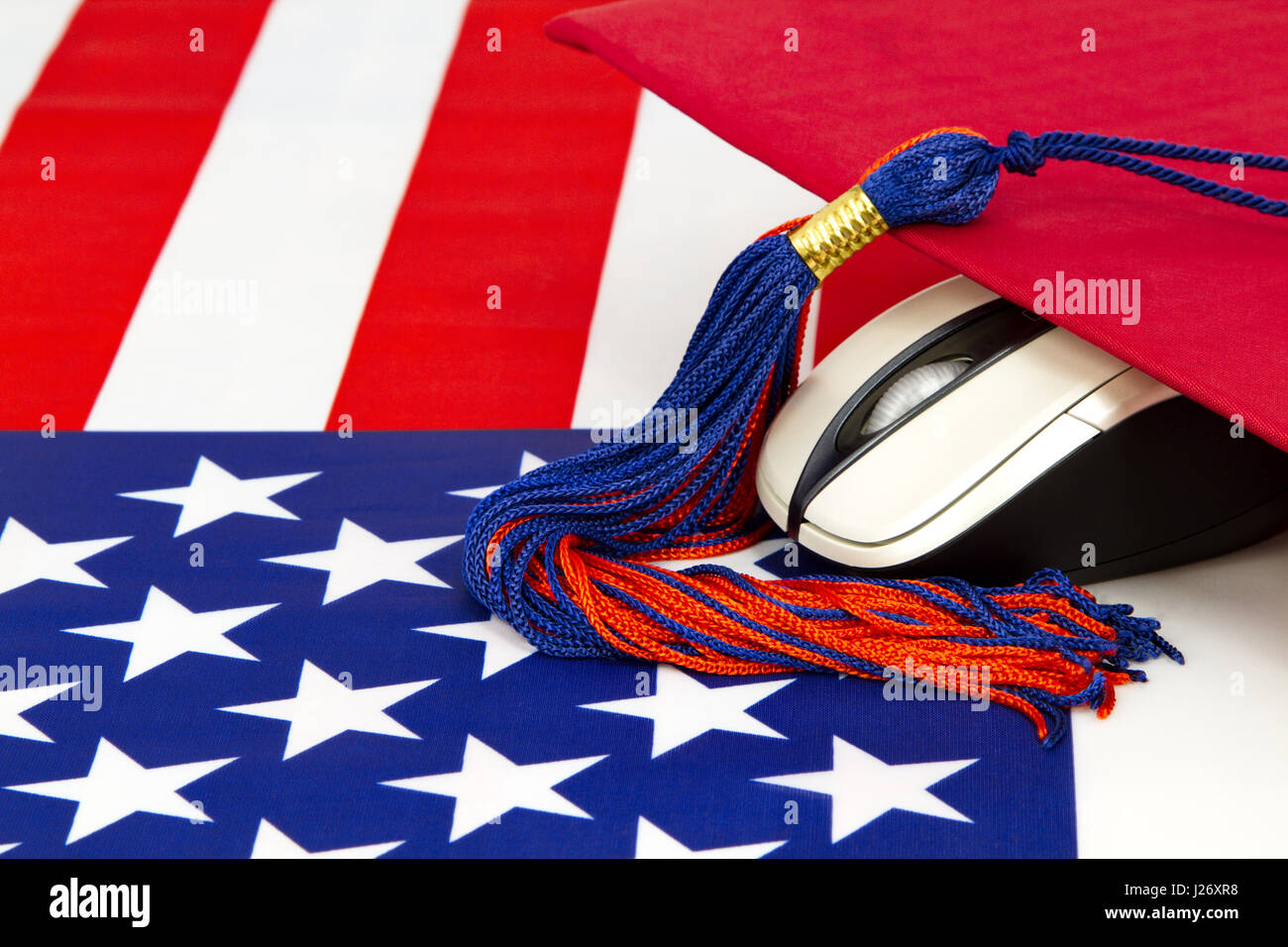 Graduación de la tapa y la borla con ratón de ordenador y la bandera americana refleja el moderno diseño de las prioridades. Siglo XXI necesidad de conocimientos sobre ciencia y tecnología Foto de stock