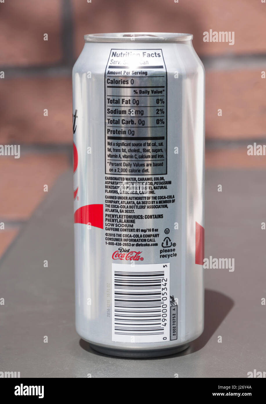 Lata de Diet Coke mostrando los ingredientes enumerados incluido el controversial fenilalanina y el aspartame. Foto de stock