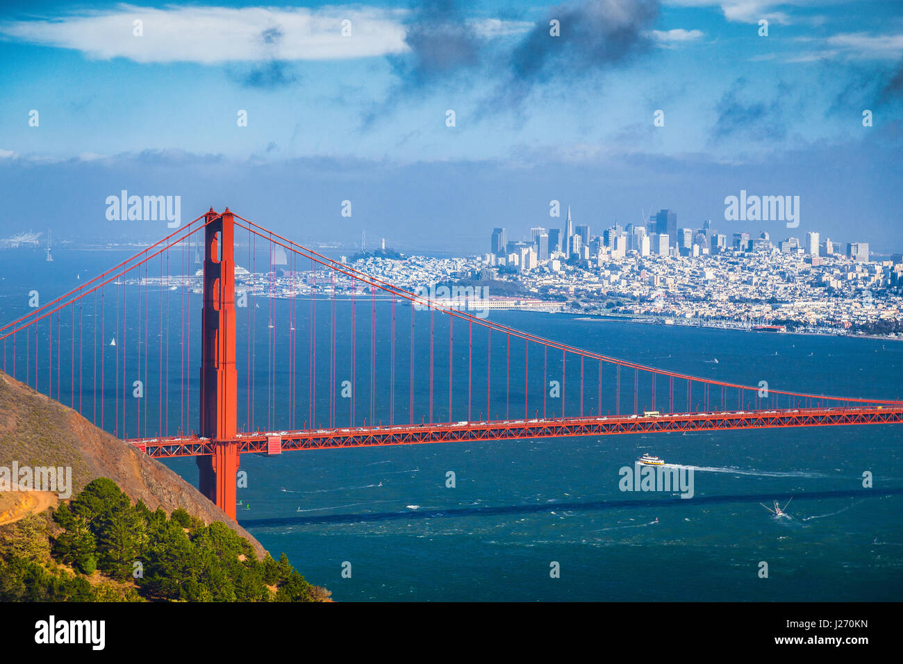 Classic Vista aérea del famoso puente Golden Gate con el horizonte de la ciudad de San Francisco, en el fondo de un hermoso día soleado con el cielo azul y las nubes Foto de stock