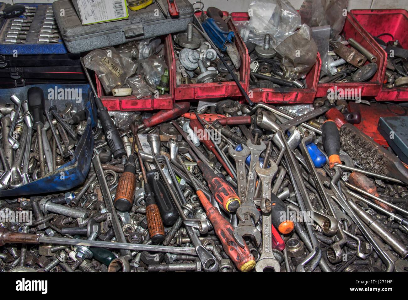 Montón de herramientas desordenadas en el garaje Fotografía de stock - Alamy
