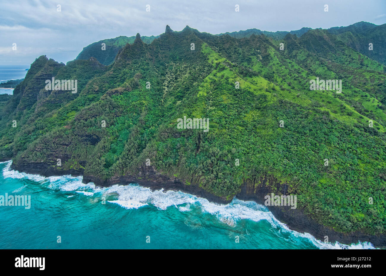 En Kauai Hawaii antena de helicóptero de la impresionante costa Poai Na costa desde arriba Foto de stock