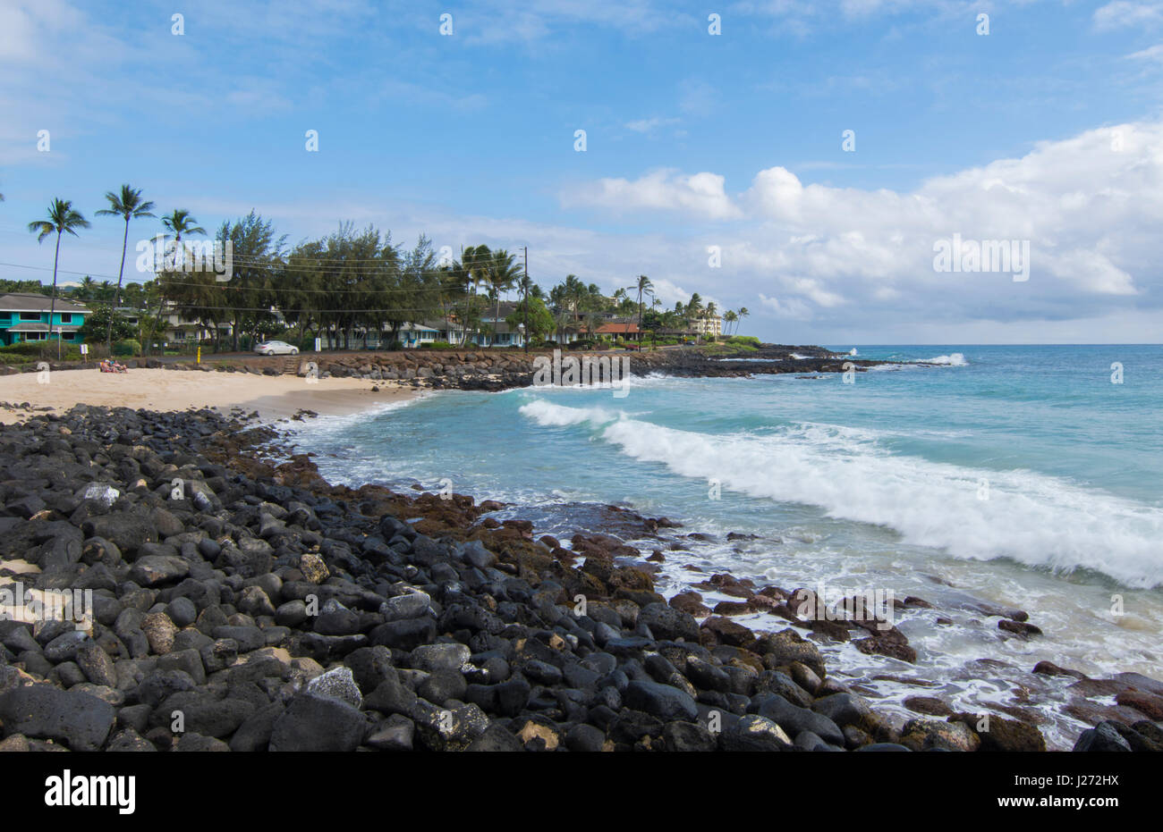 Koloa Kauai Hawaii hermosa playa a Brenneck;s playa con rocas y ondas Foto de stock