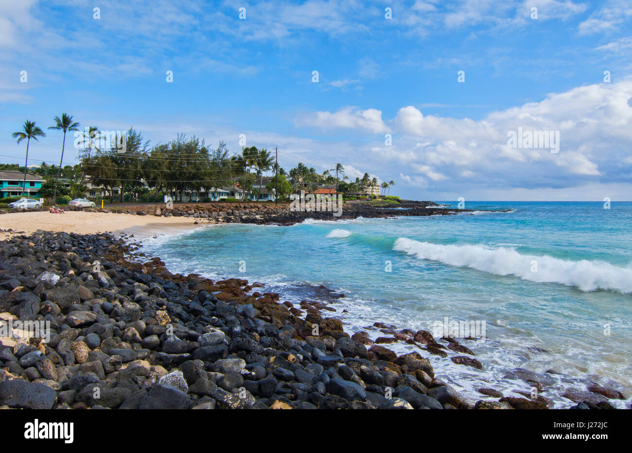 Koloa Kauai Hawaii hermosa playa a Brenneck;s playa con rocas y ondas Foto de stock