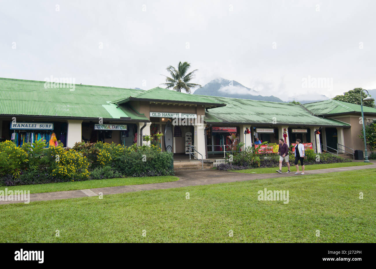 En Kauai Hawaii Hanalei Hanalei vieja escuela que ahora es un centro comercial y el restaurante North Shore Foto de stock