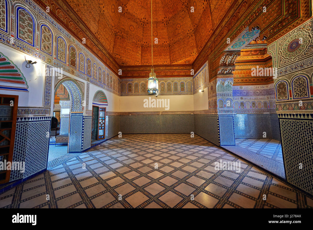 El bereber arabesco decorativo interior de Bou Ahmed el harén. Palacio Bahia, Marrakech, Marruecos Foto de stock