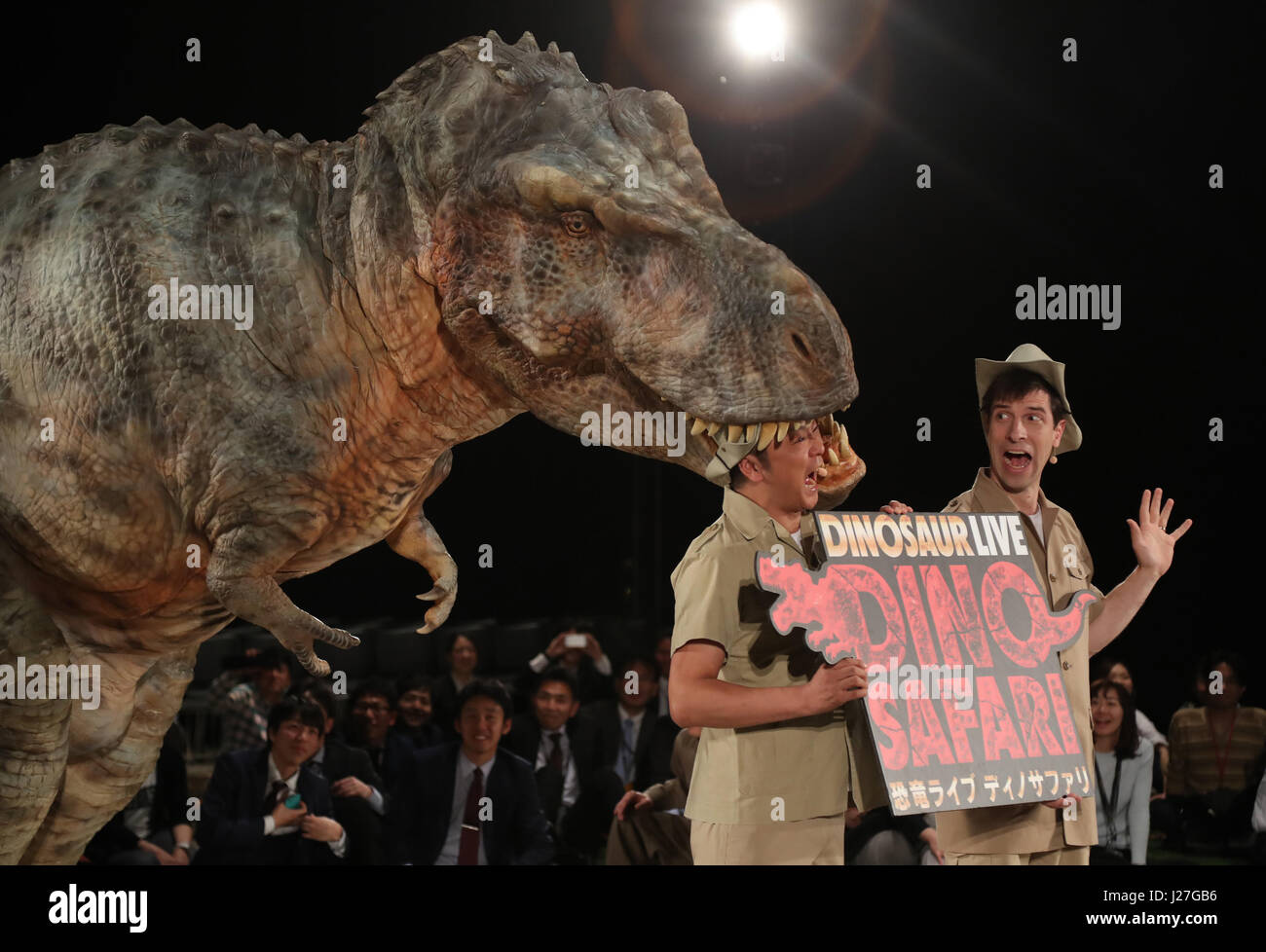 Tokio, Japón. 25 abr, 2017. Un actor vistiendo traje mecánico con forma de  dinosaurios 'Dino-tronics' muerde la cabeza de comediante japonés Makoto  Yoshida de 